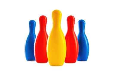Bowling maçı. Beyaz arka planda izole edilmiş Skittles ve top oyuncakları.