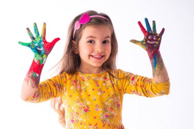 Boyalı eller gösteren küçük mutlu öğrenci - çocukluk ve çizim konsepti, eğitim ve sanat. 