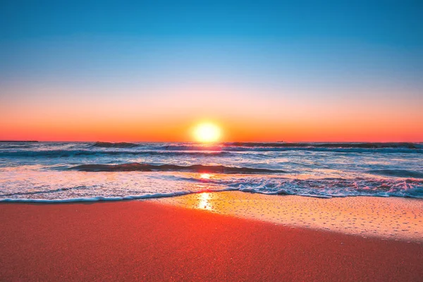 Spiaggia Alba Tramonto Con Cielo Azzurro Chiaro Sorgere — Foto Stock