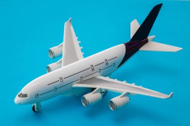 Gökyüzü uçağı mavi arkaplanda izole edildi.