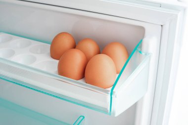 Buzdolabındaki yumurtalar. Sağlıklı yaşam kavramı. 