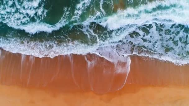Vue aérienne des vagues de mer éclaboussant la plage. Fond bleu d'eau