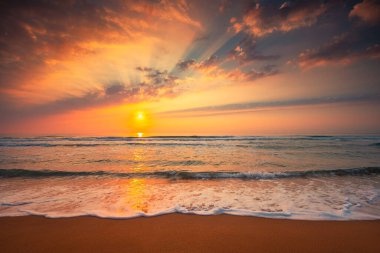 Denizin üzerinde güzel bulutlar, gün doğumu sho