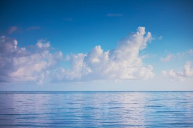 Deniz suyunun üzerindeki bulutlar