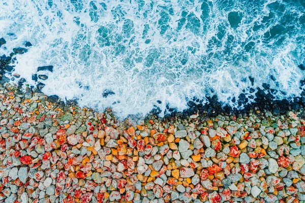 Letecký Pohled Mořské Vlny Skalnaté Pobřeží — Stock fotografie