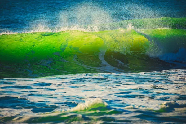 美丽的绿色日出波 — 图库照片