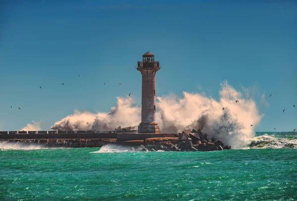 Wellen Krachen Auf Leuchtturm — Stockfoto