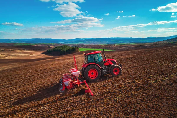 Mezőgazdasági Termelő Traktorban Következő Évre Palántával Ellátott Mezőgazdasági Terület Előkészítése — Stock Fotó