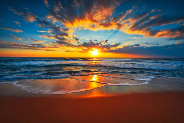 Zonsopkomst Het Strand Oceaan Golven Een Tropische Zee — Stockfoto