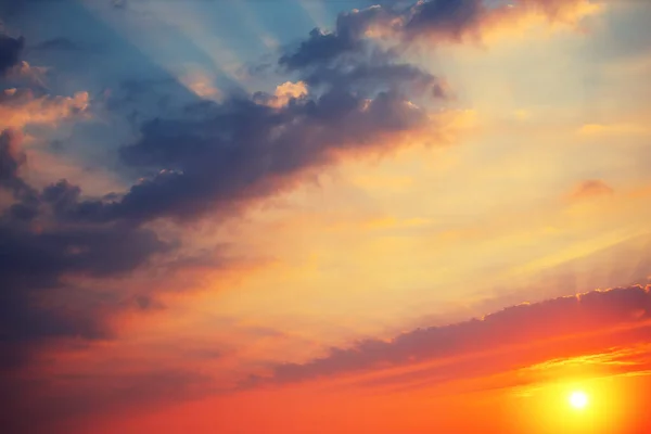 雲と劇的なオレンジ色の空 日没のショット — ストック写真