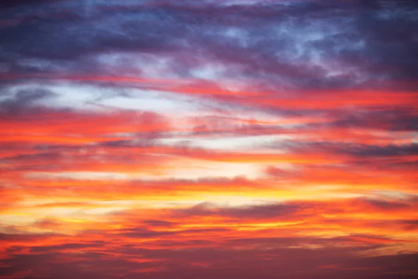 雲と劇的な空 日没のショット — ストック写真