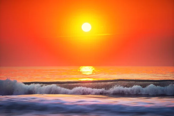 Beautiful Sunrise Wave Splashing Beach — Stock Photo, Image