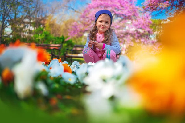 Όμορφο Κοριτσάκι Που Απολαμβάνει Λουλούδια Στο Πάρκο — Φωτογραφία Αρχείου
