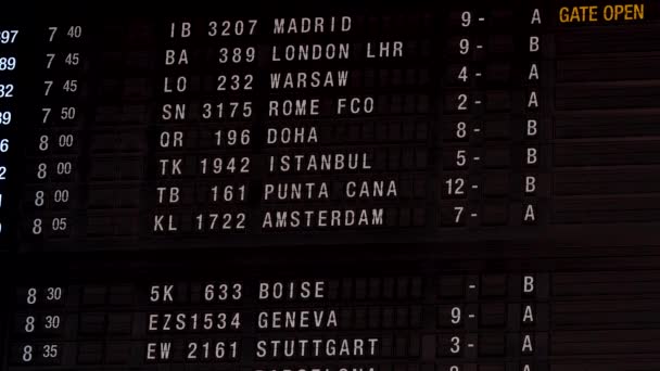 Display Board Aeropuerto Con Horarios Salida Llegada Información Vuelo Para — Vídeo de stock