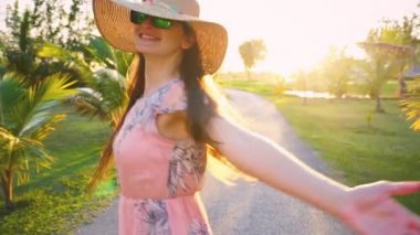 Tropikal golf sahasında koşan genç kadın konseptimi takip et. Yaz tatili