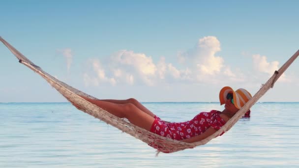 Chica Relajándose Una Hamaca Playa Isla Tropical Vacaciones Verano Punta — Vídeo de stock