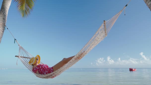 Дівчина Розслабляє Гамаку Тропічному Пляжі Острова Літній Відпочинок Пунта Кана — стокове відео