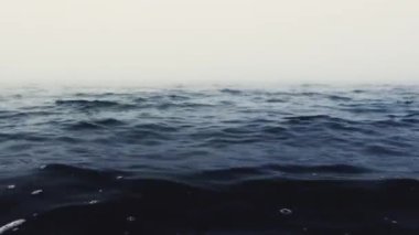 Deniz dalgalı su ve sis videosu