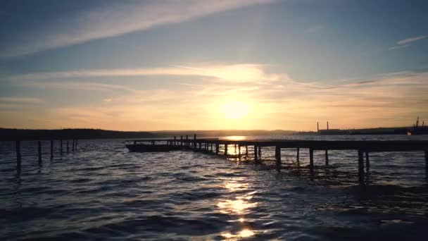 美丽的落日笼罩在木制码头和海湖之上 — 图库视频影像