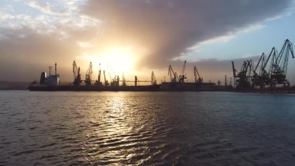 Pôr Sol Sobre Mar Guindastes Industriais Pássaros Água Luzes — Vídeo de Stock