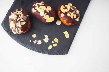 Geleneksel ev yapımı çikolatalı Fransız ekleriName