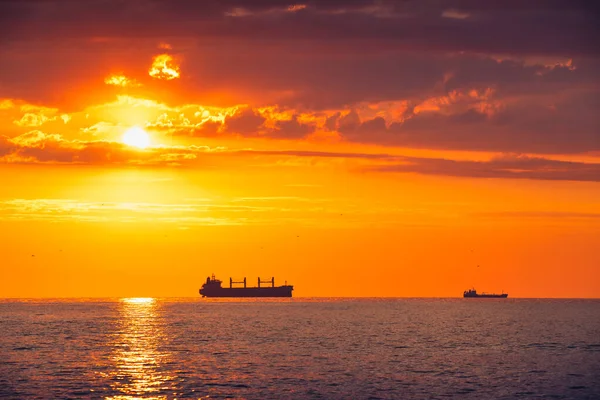 Denizde Güneş Batıyor Yelkenli Kargo Gemisi Manzaralı — Stok fotoğraf