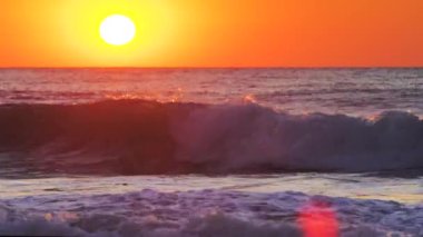 Güzel deniz gün doğumu ve kumsal