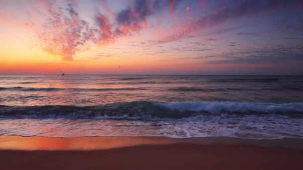 Dramatische Zee Zonsopgang Brandende Lucht Stralende Gouden Golven — Stockvideo