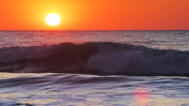 Ήλιος Ανατέλλει Στον Ορίζοντα Δραματική Ανατολή Πάνω Από Κύματα Της — Αρχείο Βίντεο