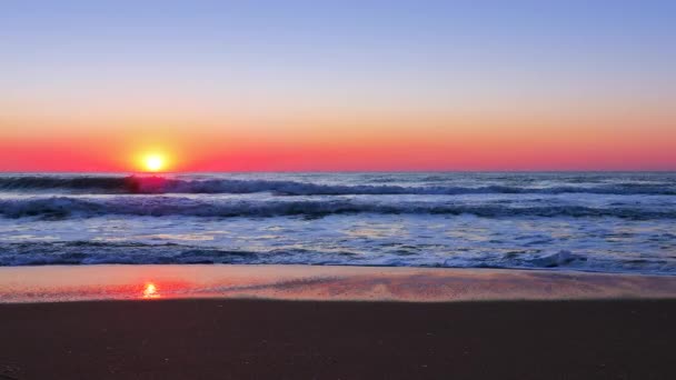 太陽が地平線上に昇る 波の上で劇的な日の出 — ストック動画