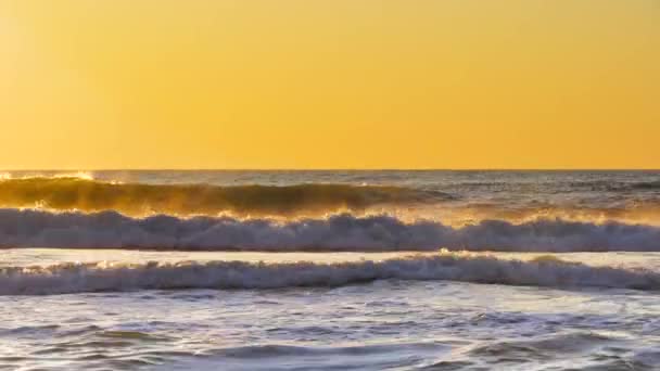 Sonnenaufgang Meer Meereswellen Plätschern Strand — Stockvideo