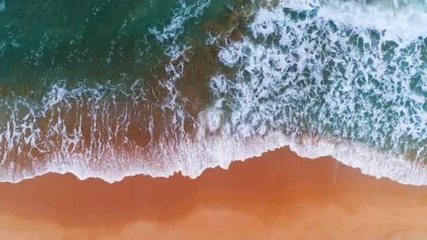 Vue aérienne des vagues de mer éclaboussant la plage. Fond bleu d'eau