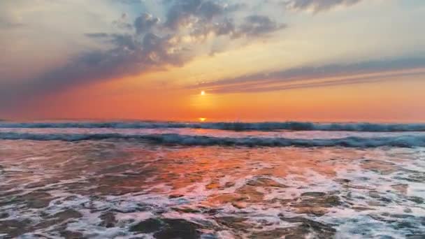 Zee Zonsopgang Spetterende Golven Het Zand — Stockvideo