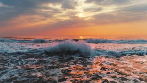 Dramatische Zee Zonsopgang Brandende Lucht Stralende Gouden Golven — Stockvideo