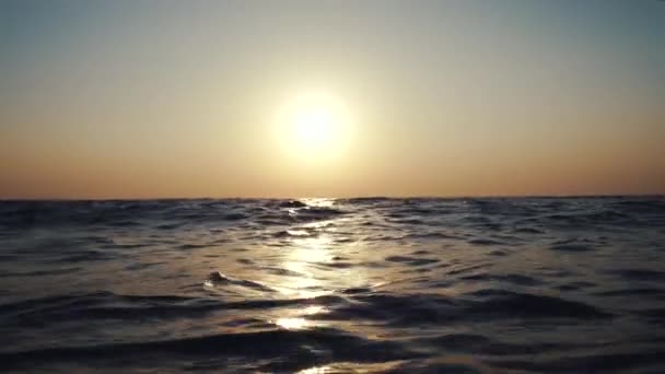 Slunce Vychází Nad Obzor Dramatický Východ Slunce Nad Mořskými Vlnami — Stock video