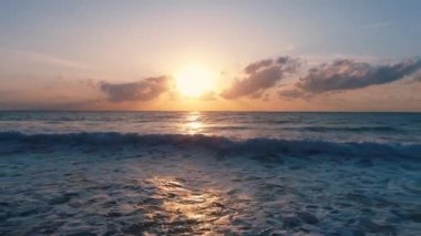 Altın deniz gündoğumu ve kumda dalgalar, hava manzarası