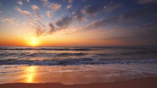 戏剧化的海上日出燃烧的天空和闪耀的金色波浪 — 图库视频影像