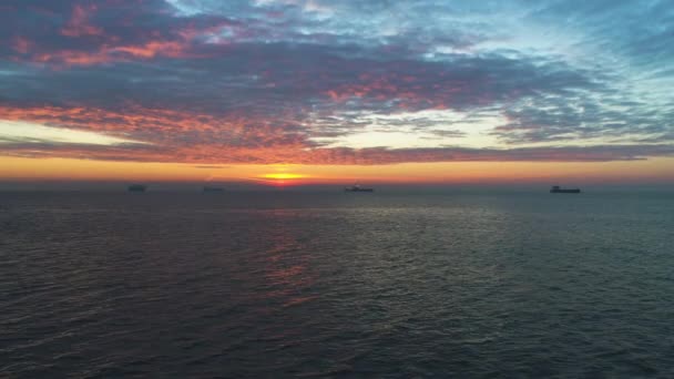 Sonnenaufgang Über Dem Horizont Dramatischer Sonnenaufgang Über Meereswellen — Stockvideo