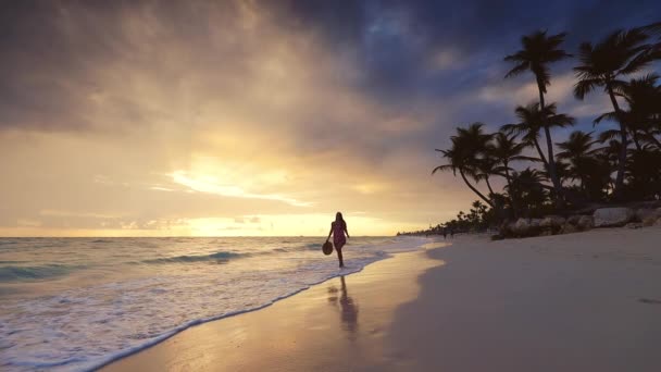 Férias Tropicais Praia Paradisíaca Mulher Feliz Vestido Desfrutando Mar Nascer — Vídeo de Stock