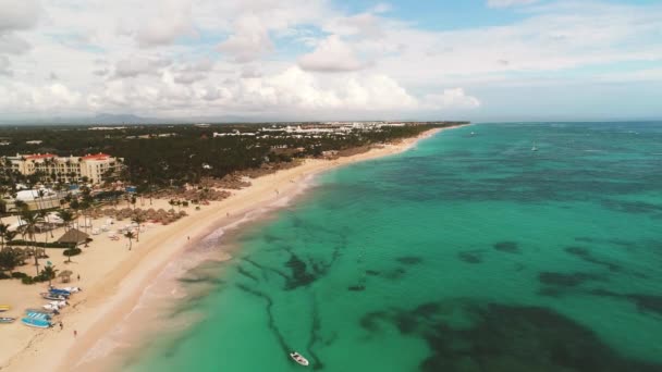 カリブ海の熱帯ビーチの空中風景 ババロリゾートでの旅行と休暇 プンタカナ ドミニカ共和国 — ストック動画