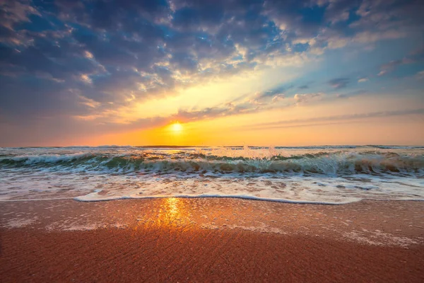 Pláž Východ Slunce Nad Tropickým Mořem — Stock fotografie