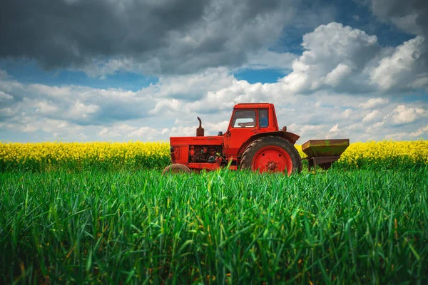 Červený Traktor Poli Dramatické Mraky — Stock fotografie