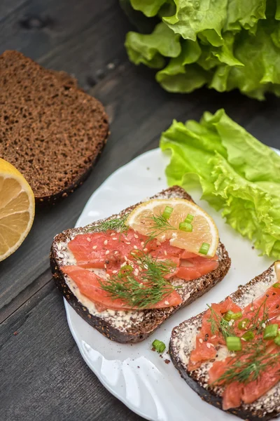 Сэндвич с лососем на завтрак — стоковое фото