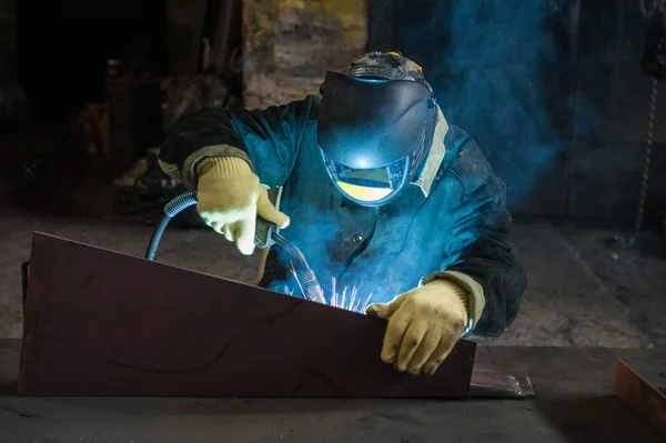 Worker welding metal — Stock Photo, Image