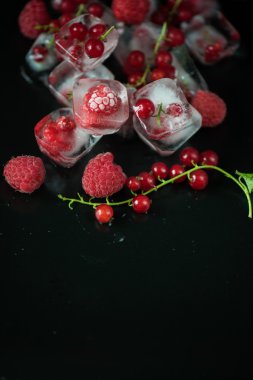 Ahşap masa üzerinde dondurulmuş meyveler