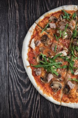 Tavuk ve mantarlı pizza.