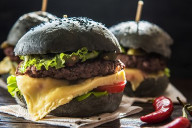 Büyük siyah burger.