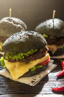 Büyük siyah burger.