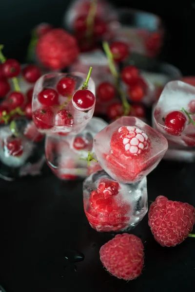 冷冻的草莓木制的桌子上 — 图库照片
