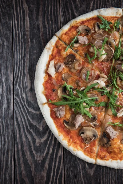 Pizza con pollo e funghi — Foto Stock